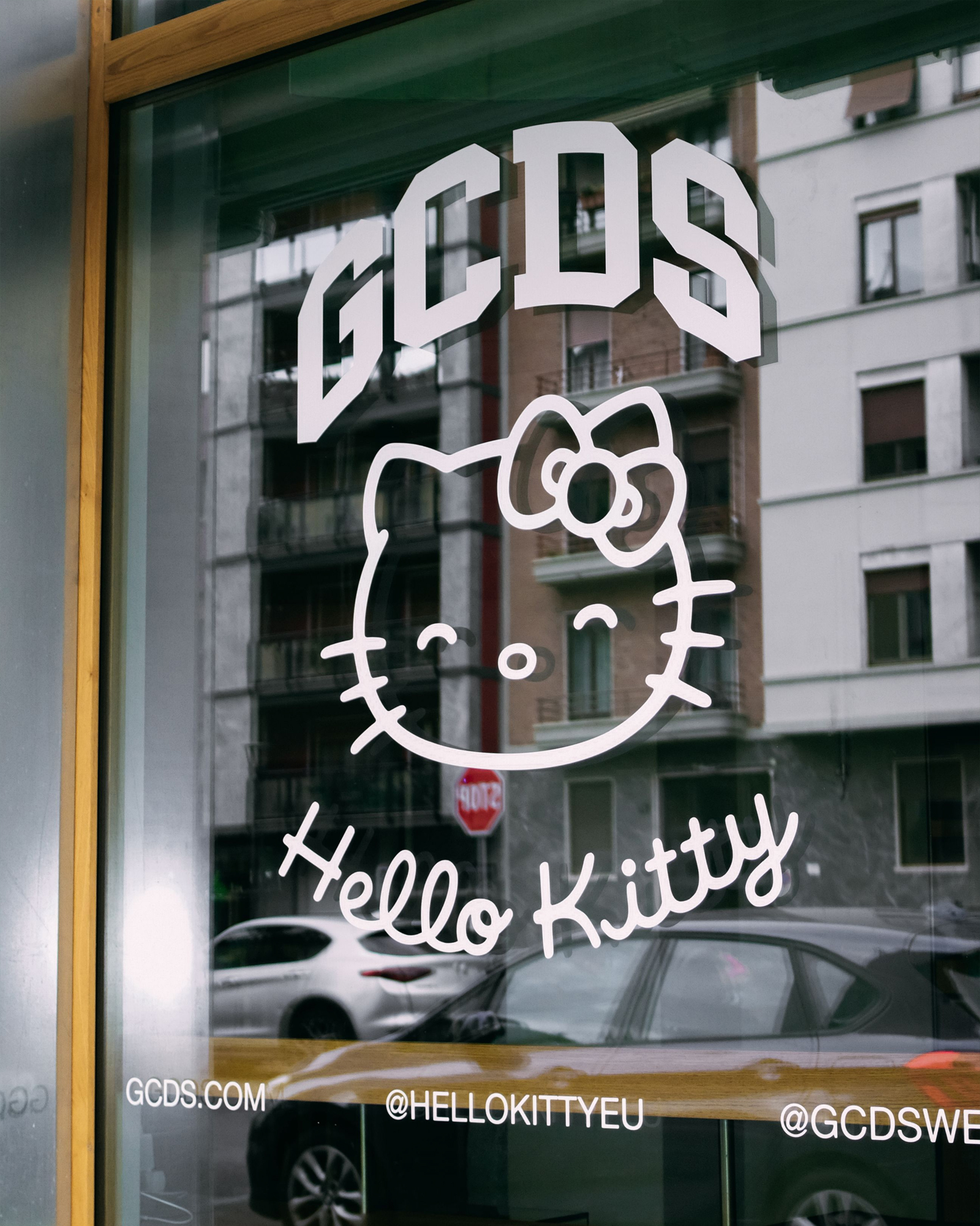 GCDS Hello Kitty Bakery Pan Milano store vetrata