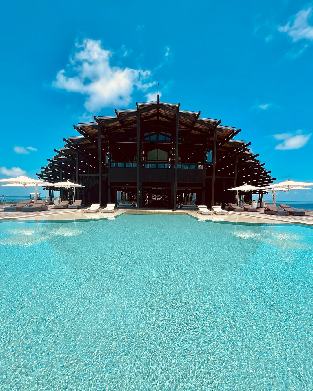 Kudadoo resort lusso galleggiante maldive isola privata pannelli solari